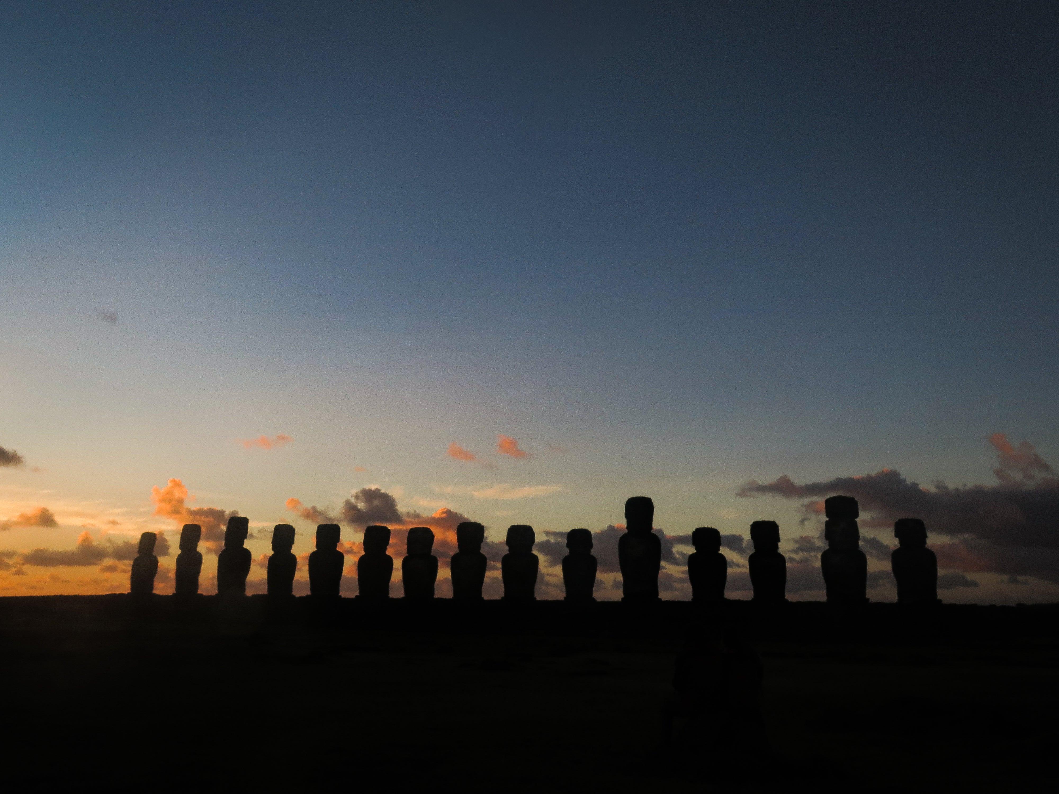 Cinco Imperdibles en tu Primer Viaje a Rapa Nui 🗿
