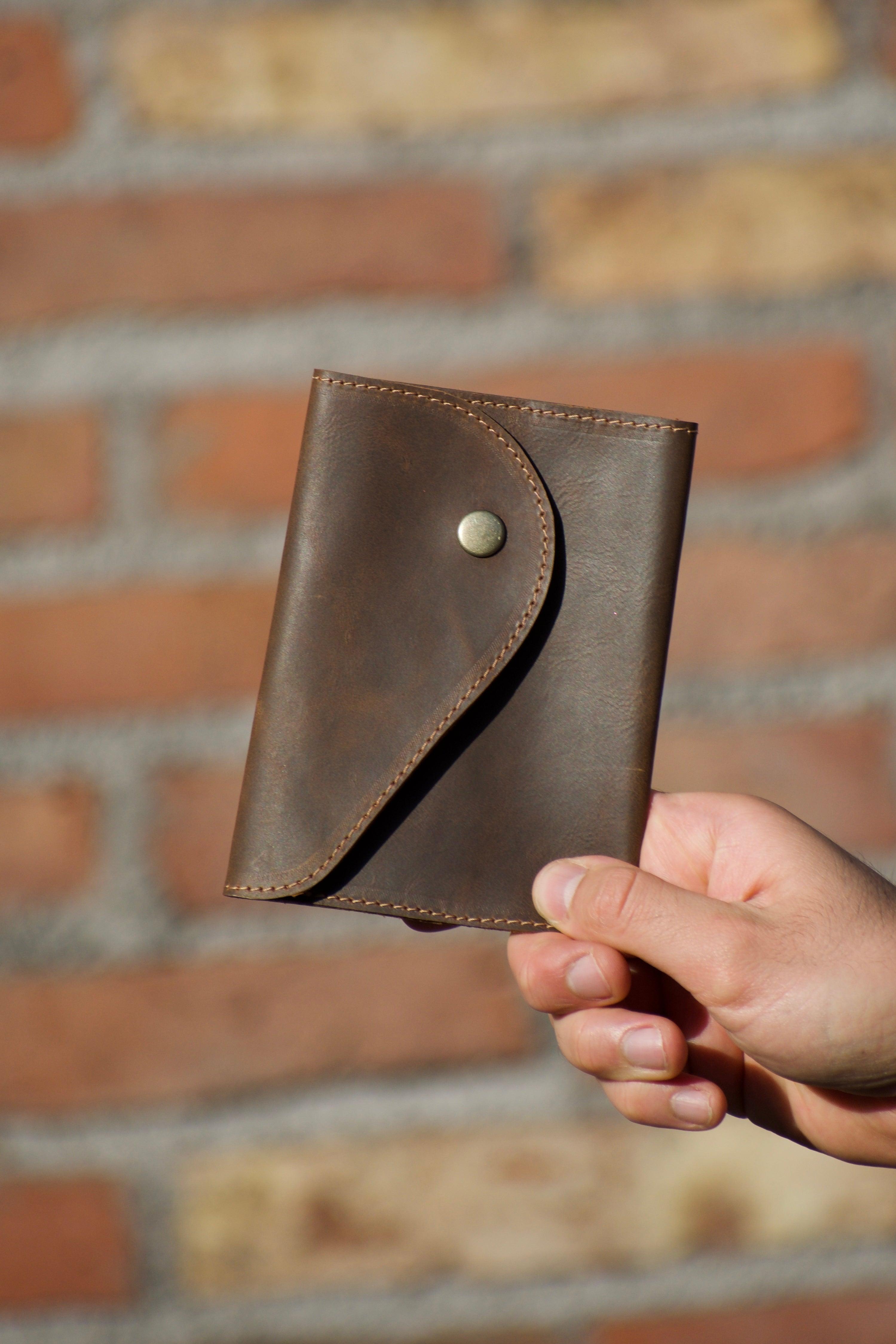 Porta Pasaportes Rústico de Cuero - Ojos Viajeros