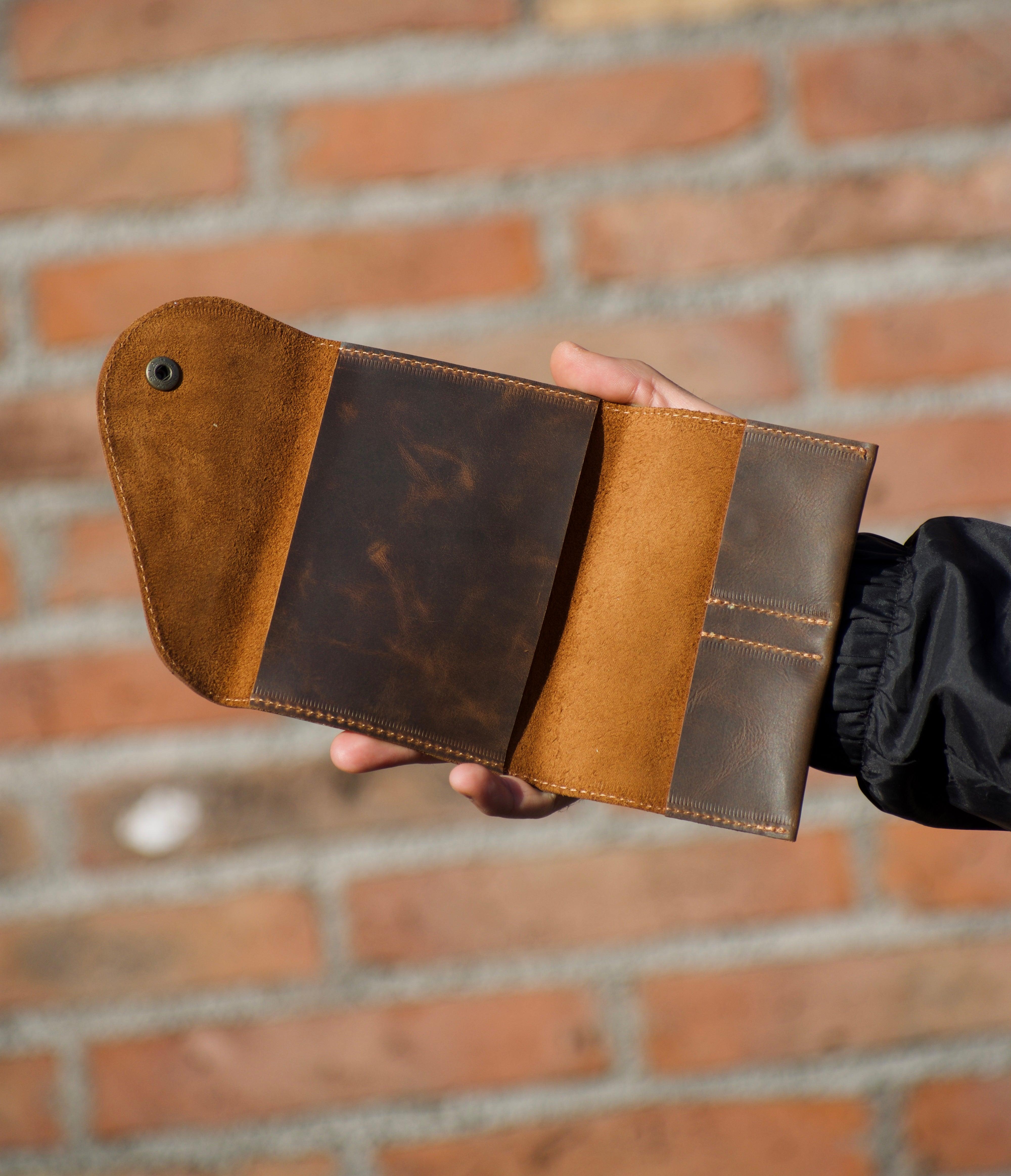 Porta Pasaportes Rústico de Cuero - Ojos Viajeros