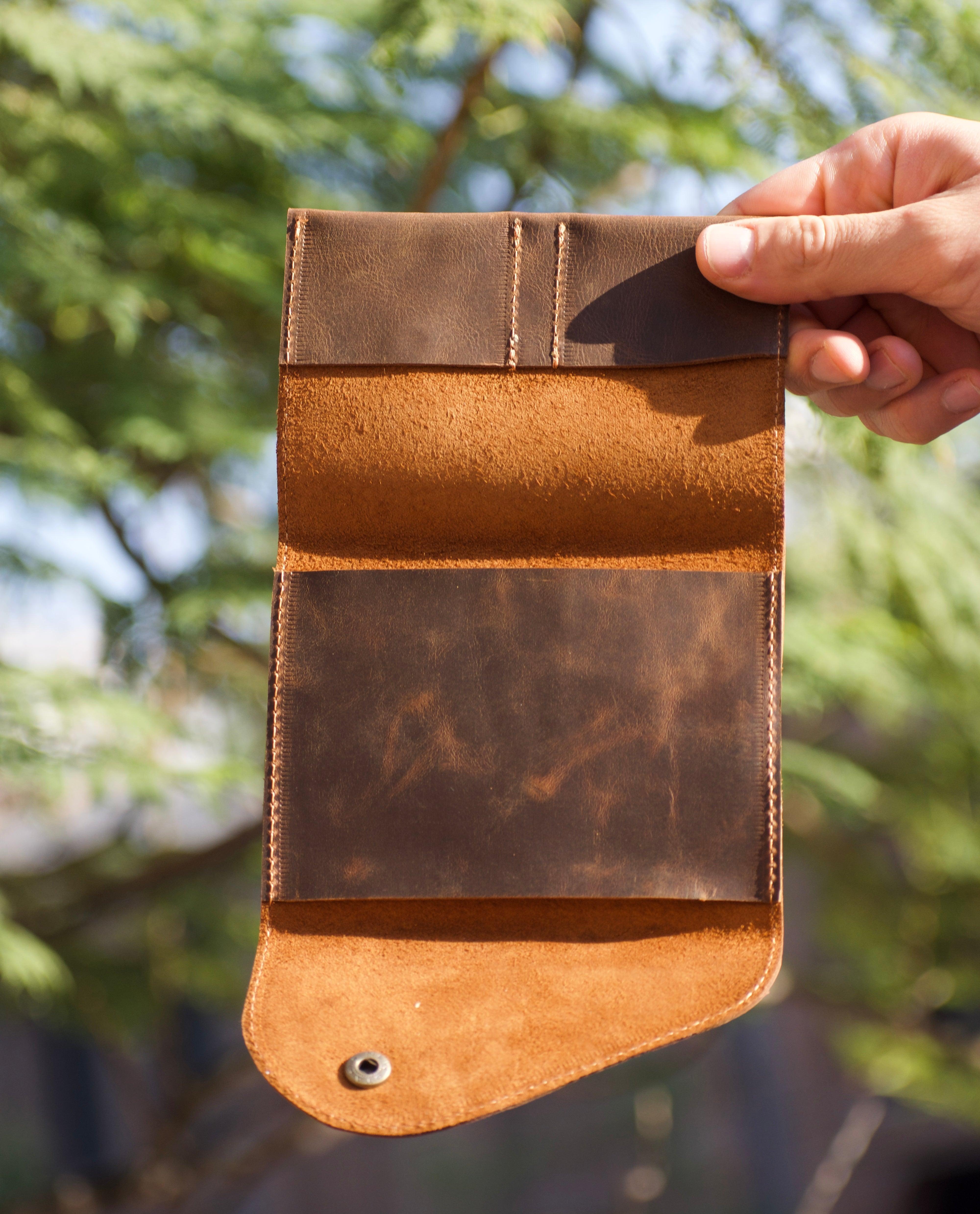 Porta Pasaportes Rústico de Cuero - Ojos Viajeros