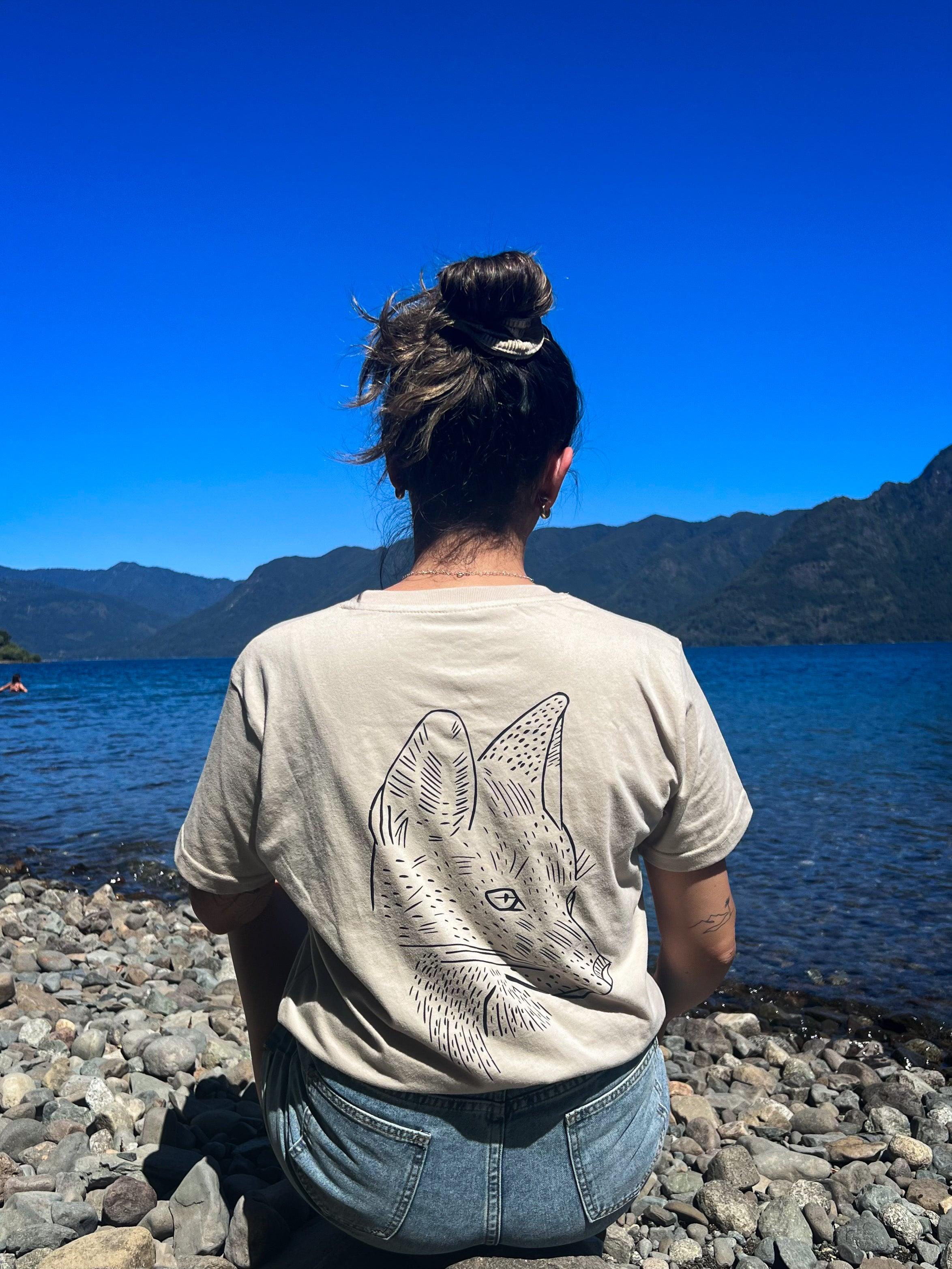 Polera Premium Unisex Beige Zorro Chilla - Ojos Viajeros