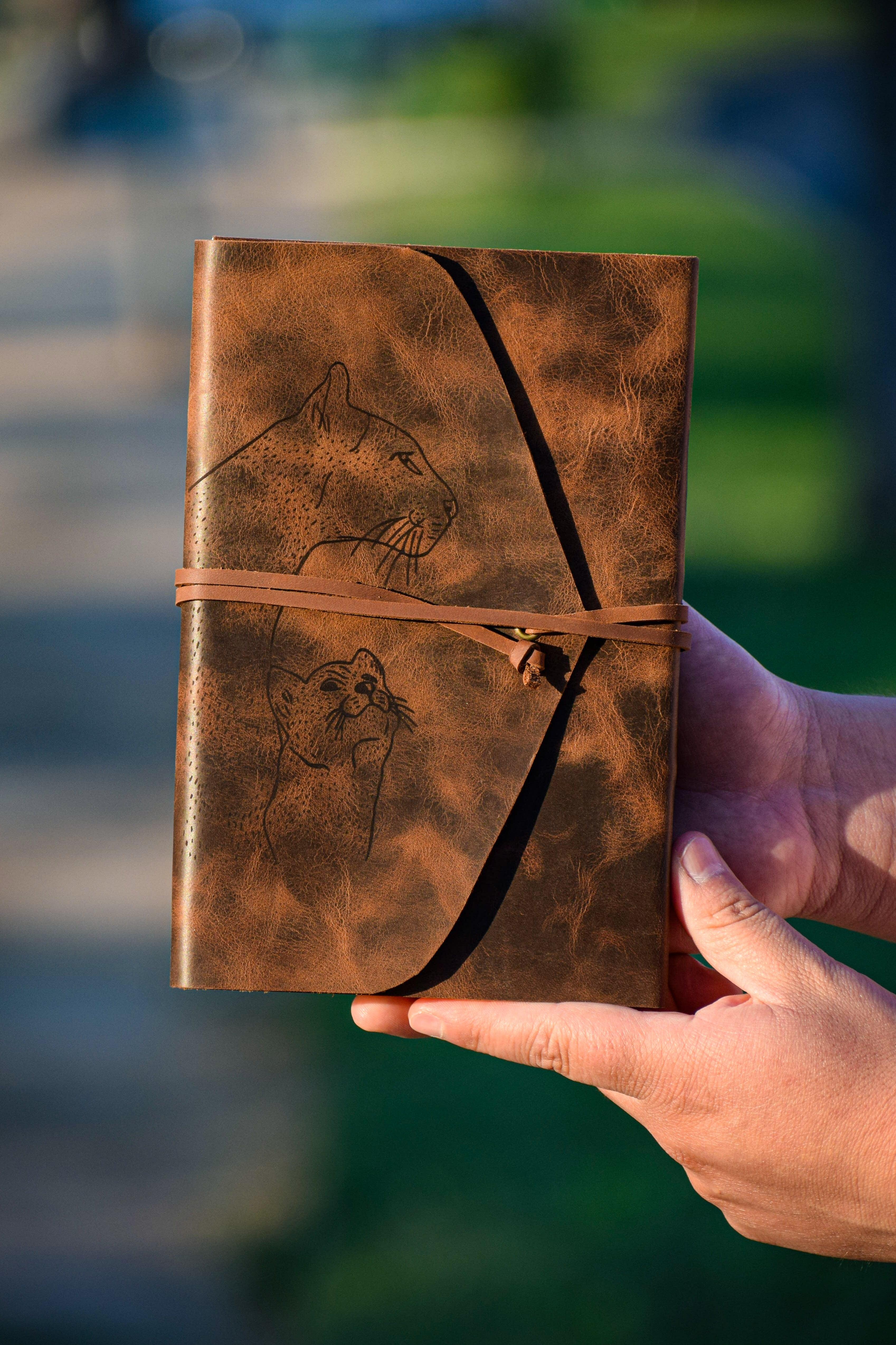 Libreta de Cuero Familia de Pumas - Ojos Viajeros