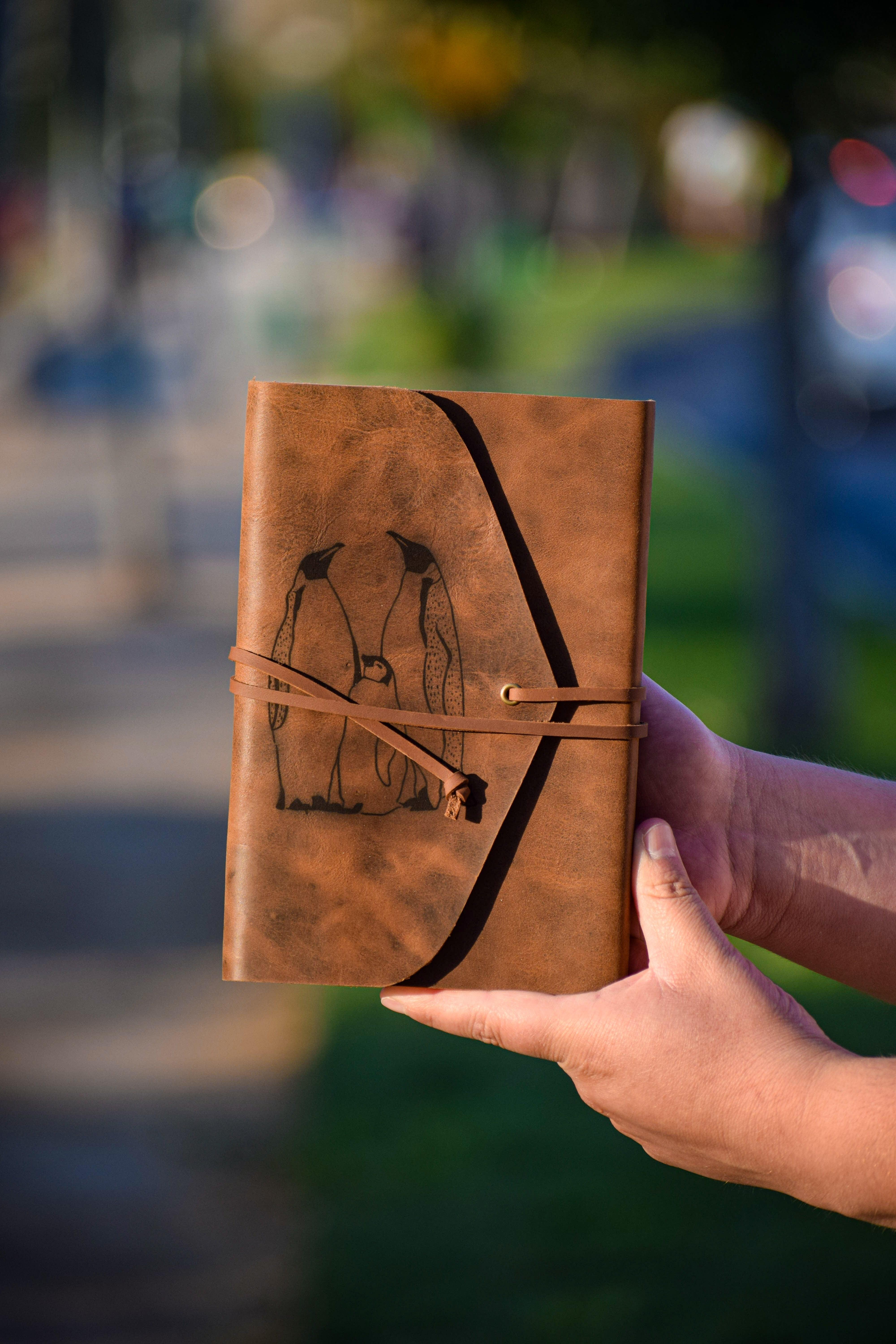 Libreta de Cuero Familia de Pingüinos Emperador - Ojos Viajeros