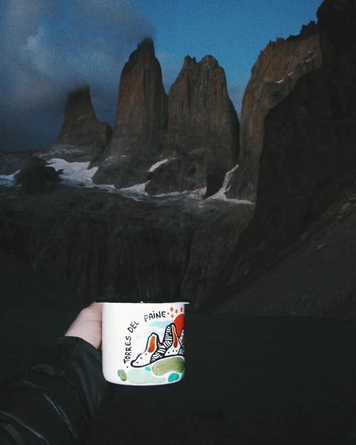 Taza Vintage Enlozada Pintada a Mano Diseño Torres del Paine - Ojos Viajeros