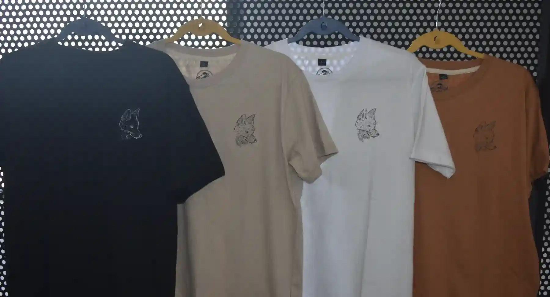 Polera Premium Unisex Caqui Zorro Chilla - Ojos Viajeros