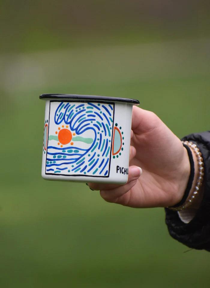 Taza Enlozada Pintada a Mano - Olas Pichilemu - Ojos Viajeros