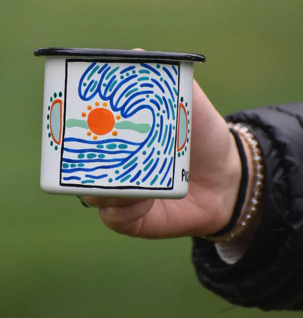 Taza Enlozada Pintada a Mano - Olas Pichilemu - Ojos Viajeros