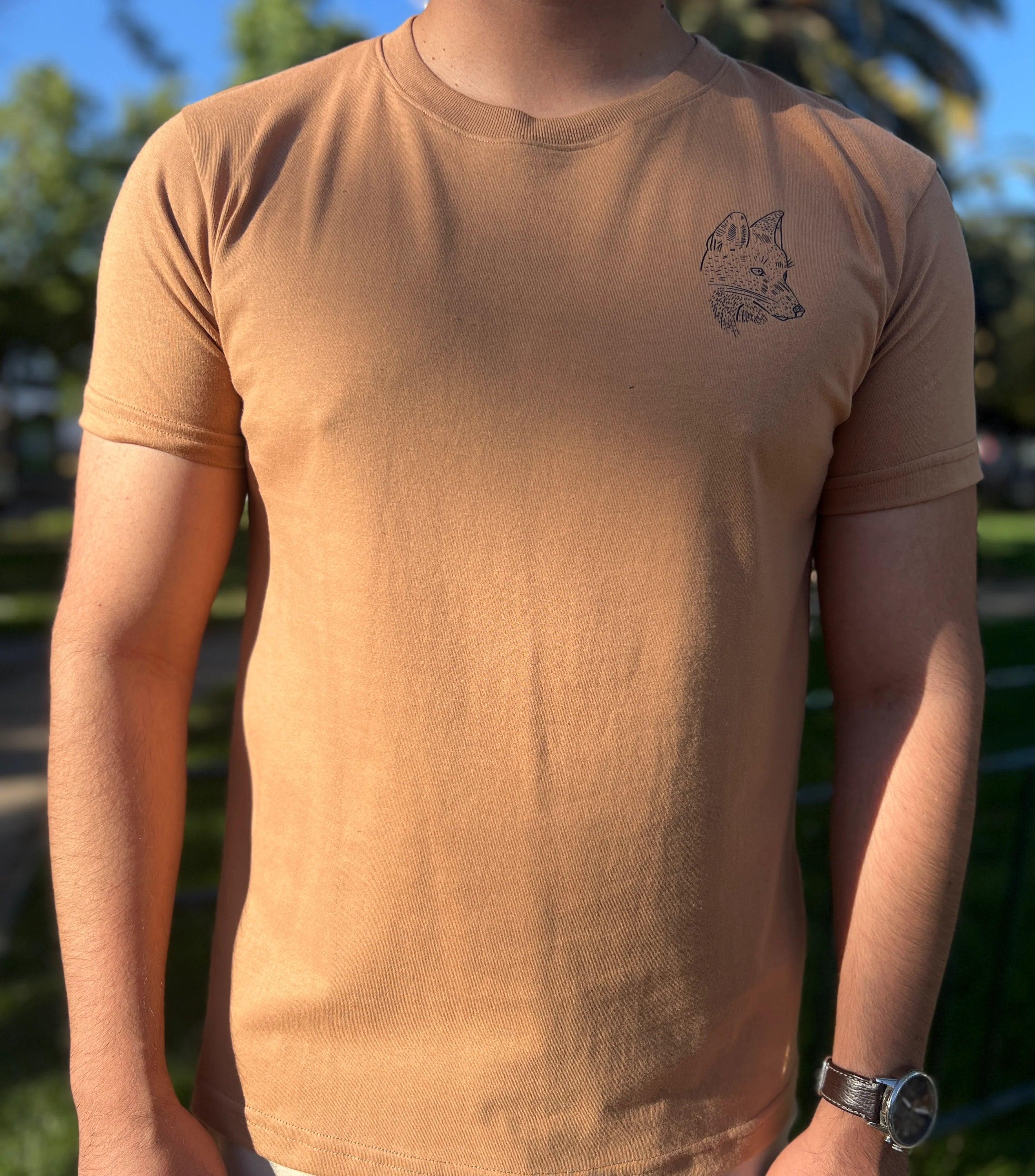 Polera Premium Unisex Caqui Zorro Chilla - Ojos Viajeros