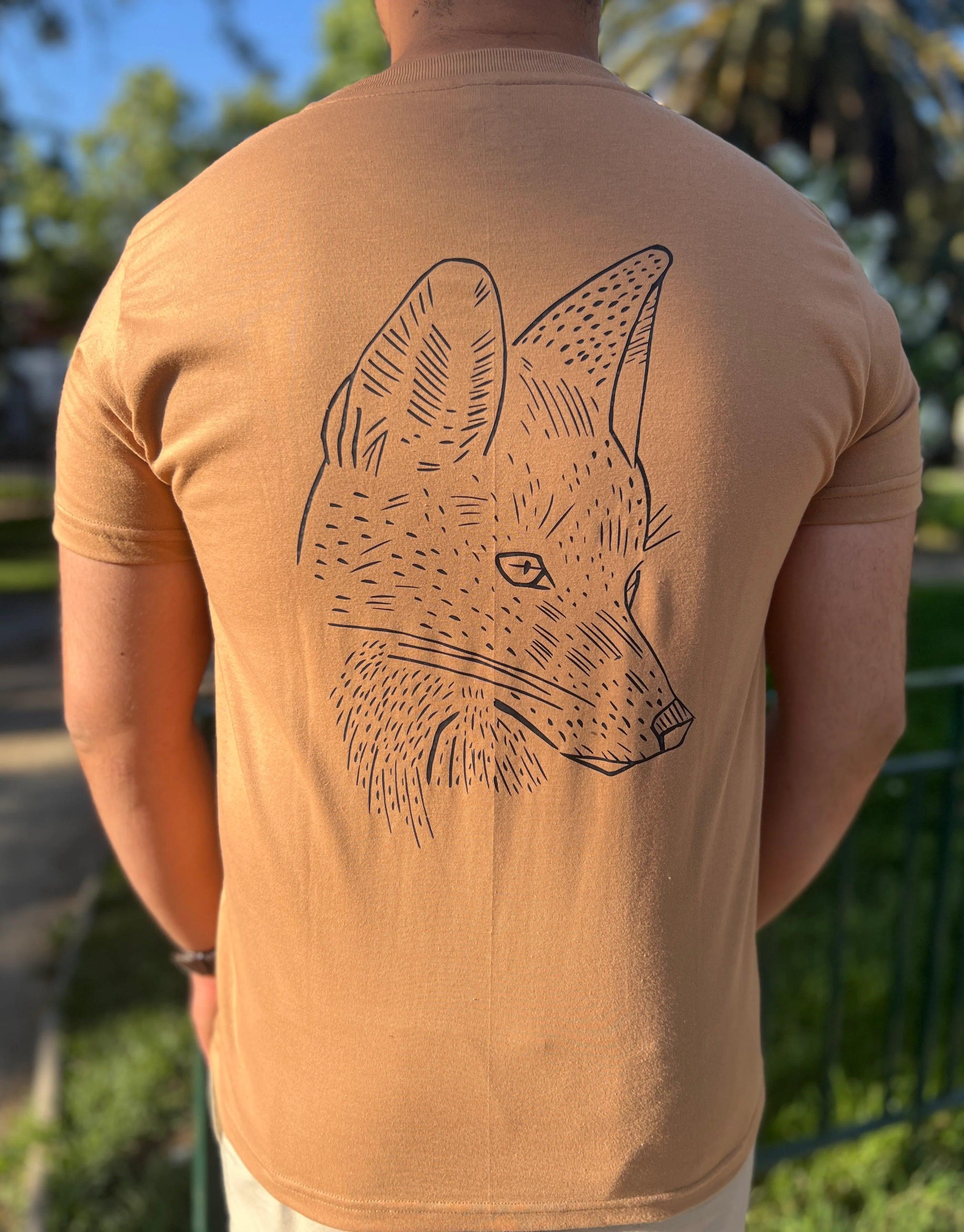 Polera Premium Unisex Caqui Zorro Chilla - Ojos Viajeros