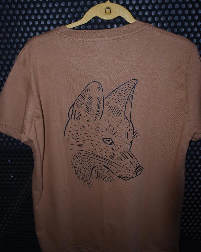 Polera Premium Unisex Caqui Zorro Chilla - Ojos Viajeros